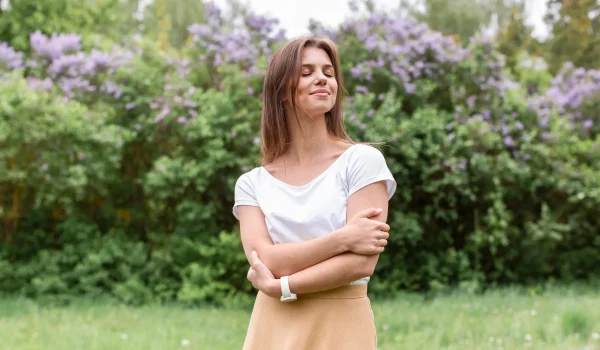 mujer-de-angulo-bajo-con-los-brazos-cruzados